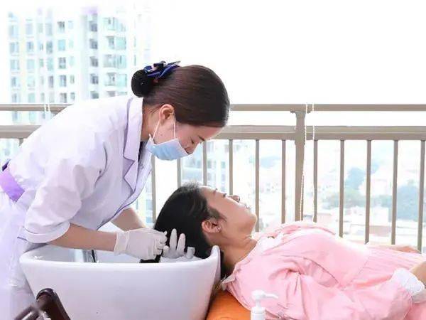 育婴护理师与家政从业人员的发展前景 意想不到的母婴护理服务新蓝海